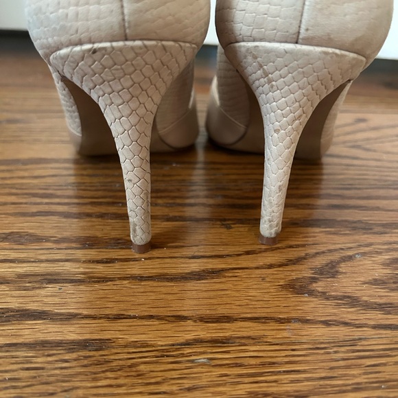 Vince Camuto Nude Blush “Airmosah” Suede Pointed Toe Pump Size 8.5 - Picture 6 of 7